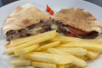 Beirute de Rosbife no Pão Sírio com Fritas